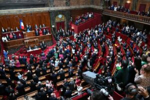 "La Ve République est durement blessée": faut-il changer de Constitution pour retrouver de la stabilité ?