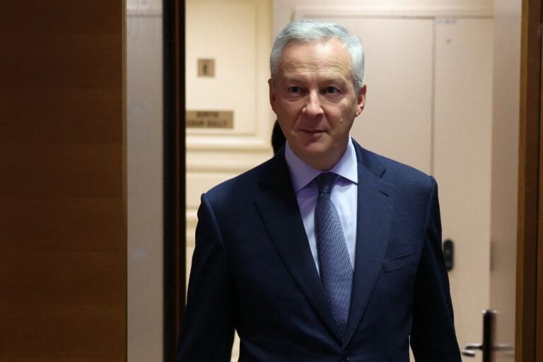 Démission du gouvernement Lecornu : Bruno Le Maire est-il vraiment l'homme aux "1 000 milliards d'euros" de dette ?
