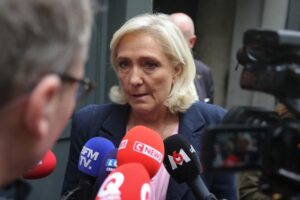Démission de Sébastien Lecornu : "La farce a assez duré", réagit Marine Le Pen