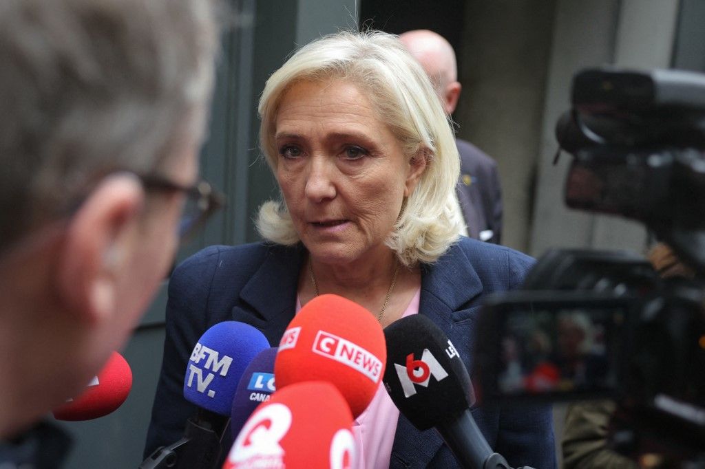 Démission de Sébastien Lecornu : "La farce a assez duré", réagit Marine Le Pen