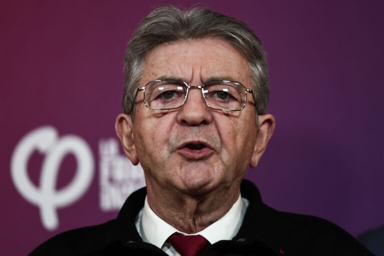 Démission de Sébastien Lecornu : "il faut solliciter le vote populaire", réclame Jean-Luc Mélenchon