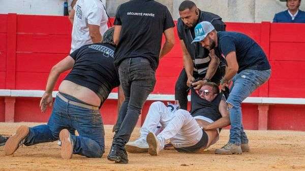 "Fuck la Corrida" : l'influenceur Jeremstar a-t-il été placé en garde à vue pour une pancarte brandie à Nîmes ?