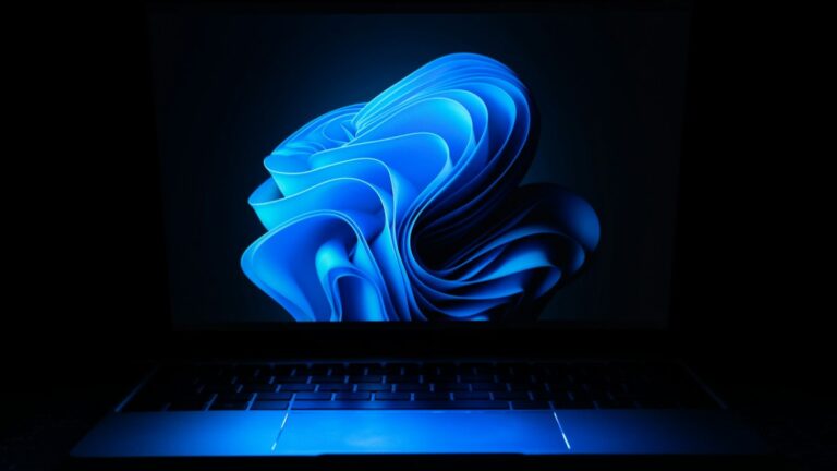 Windows 11 améliore enfin le mode sombre de son explorateur de fichiers