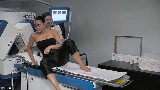 Kim Kardashian bouleversée : un scanner cérébral révèle une faible activité et un anévrisme ancien