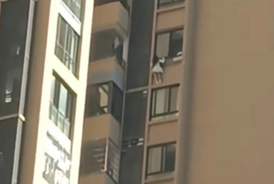 En Chine, une maîtresse échappe de justesse à une chute mortelle du 10e étage en fuyant la femme de son amant