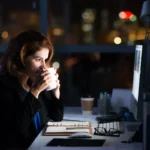 Pourquoi les célibataires seraient plus malheureux au travail ?