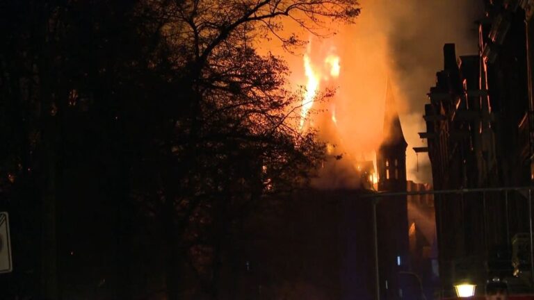 Pays-Bas : Une Saint-Sylvestre sous tension, une église ravagée par les flammes (vidéo)