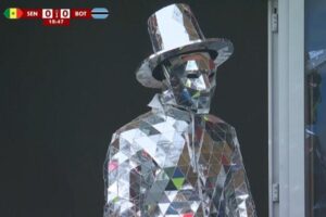CAN 2025 : Le fan en combinaison argentée, la sensation inattendue des tribunes au Sénégal-Botswana