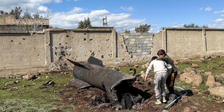 Tensions en Iran : les Gardiens de la Révolution revendiquent avoir frappé la marine américaine à Bahreïn, des explosions secouent Riyad, Doha et Abou Dhabi